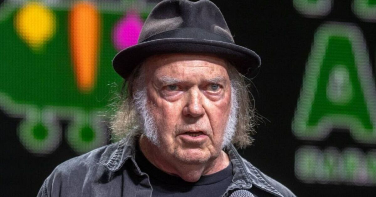 Neil Young to play Glastonbury as he announces U-turn after ‘error’ | Celebrity News | Showbiz & TV