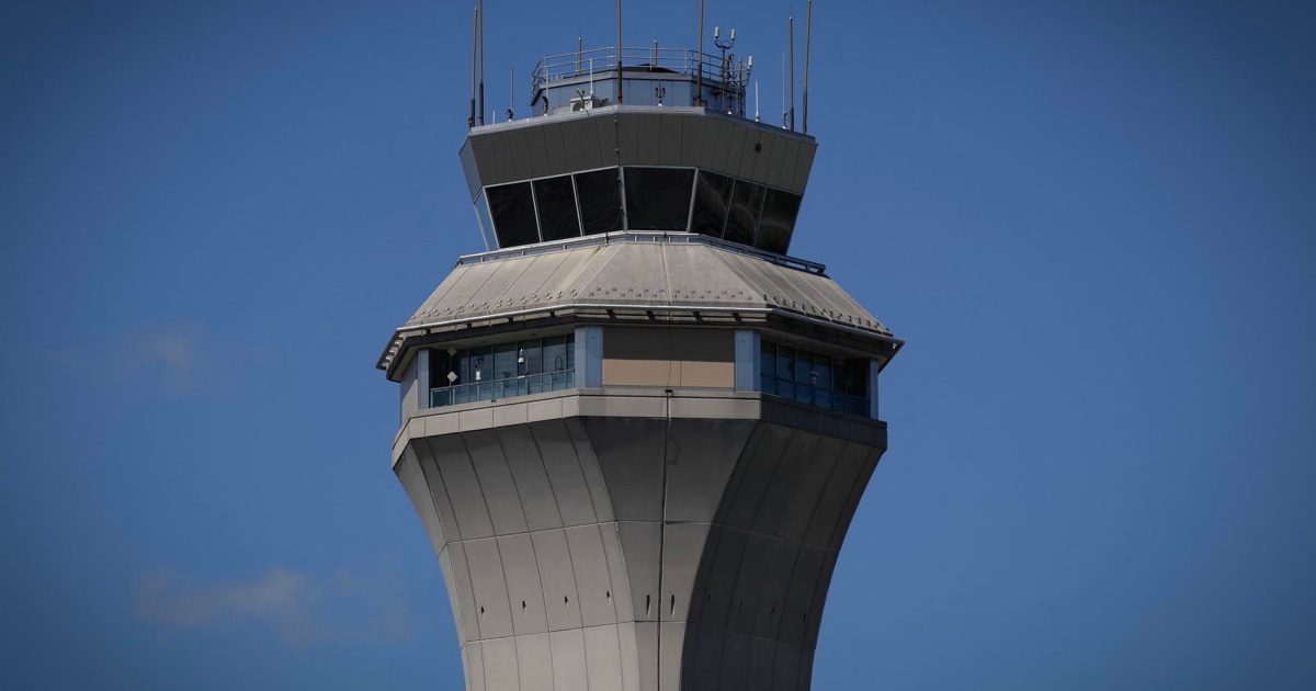 Radar screens that serve troubled Newark Liberty International Airport briefly go dark