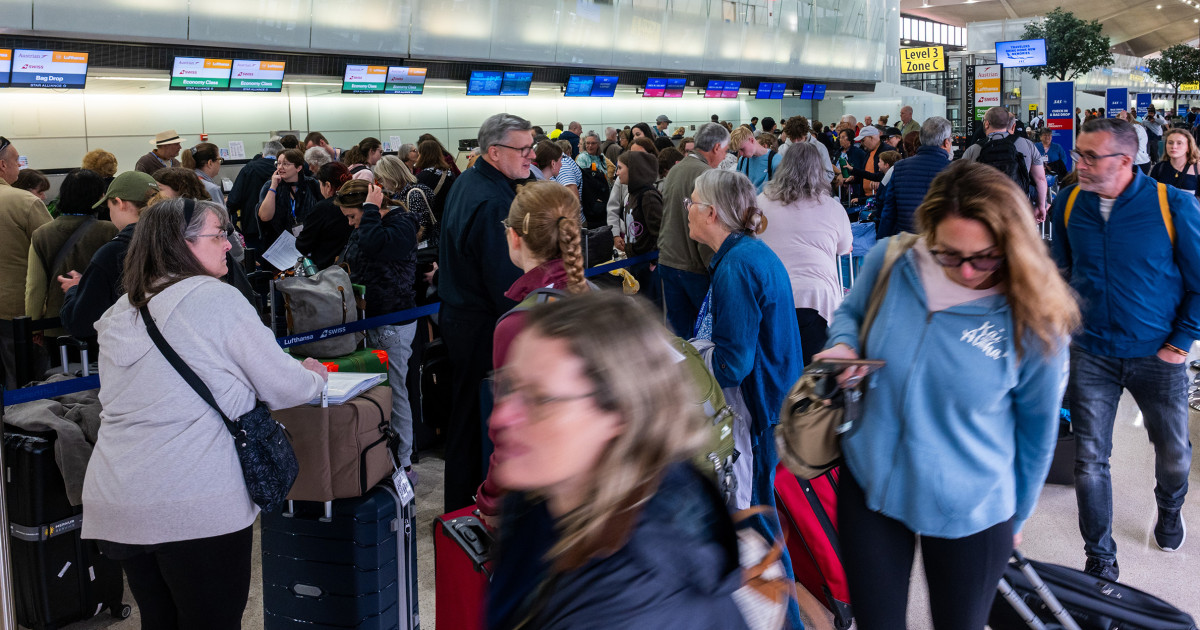 Air traffic control at Newark Airport briefly lost communication with aircraft, kicking off travel chaos